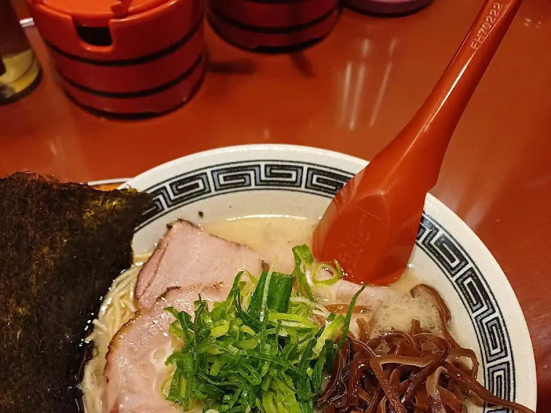 이에케라멘에 올려진 토핑