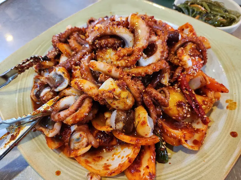 맛깔스러운 낙지볶음 한 상