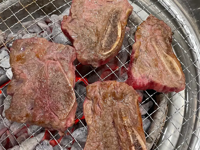 숯불 위에서 익어가는 소갈비살