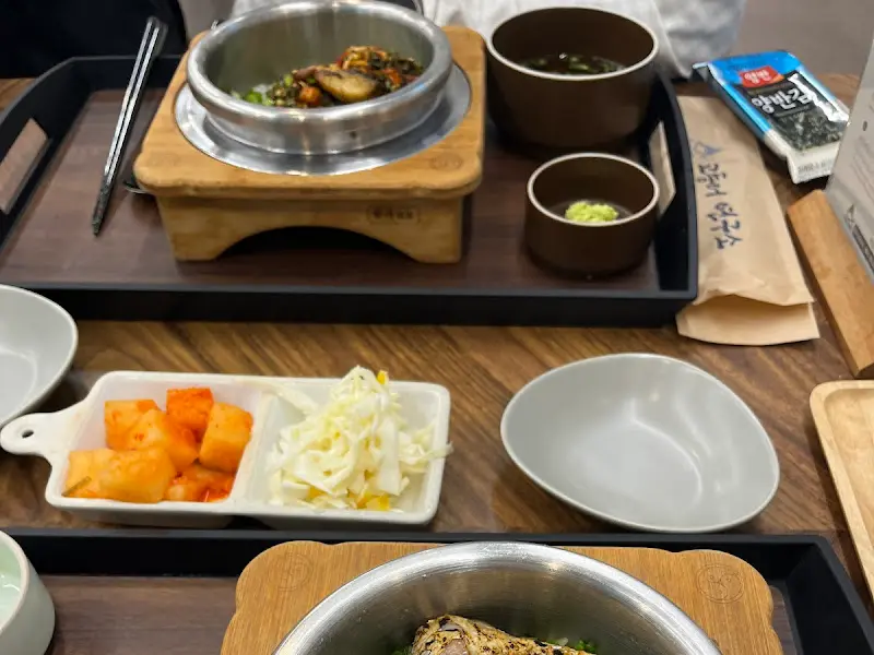 정갈하게 차려진 고등어 솥밥 한 상