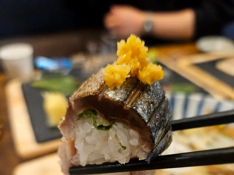 큼지막한 고등어 살이 인상적인 고등어 초밥