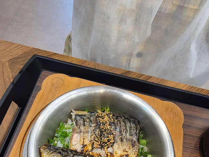 윤기가 흐르는 고등어 솥밥