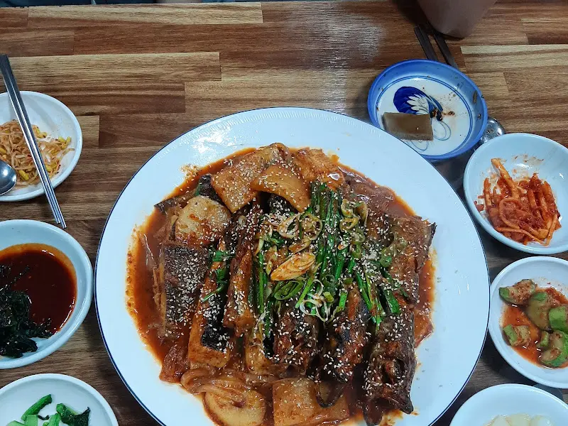 생선찜과 밑반찬 한상차림