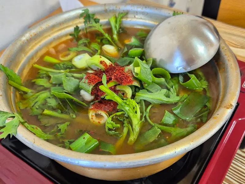 보글보글 끓는 홍어찌개