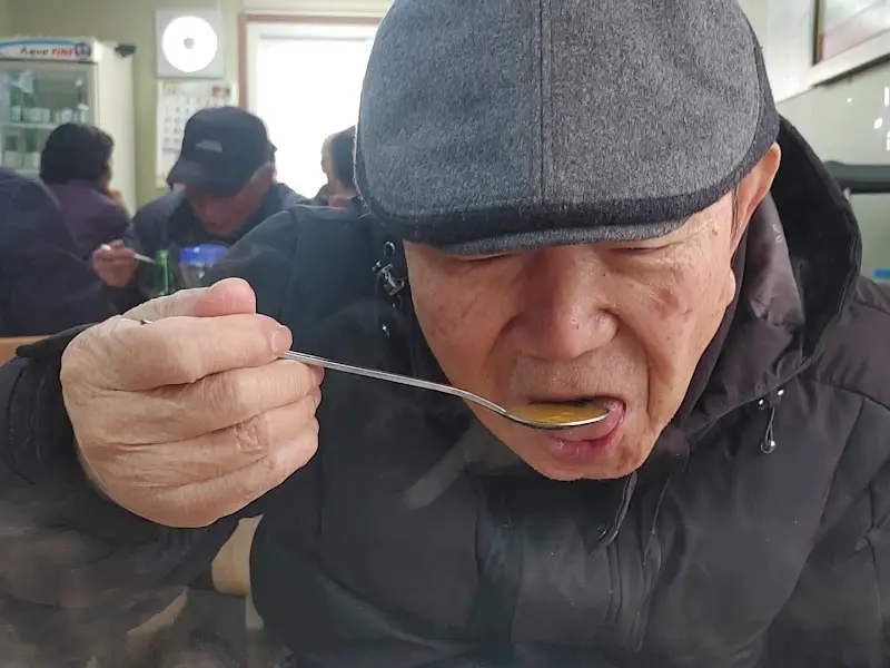 올갱이국을 맛있게 먹는 손님