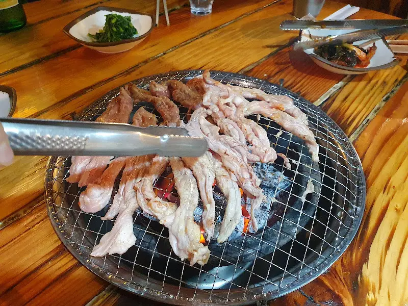 숯불 위에서 노릇하게 익어가는 닭목살