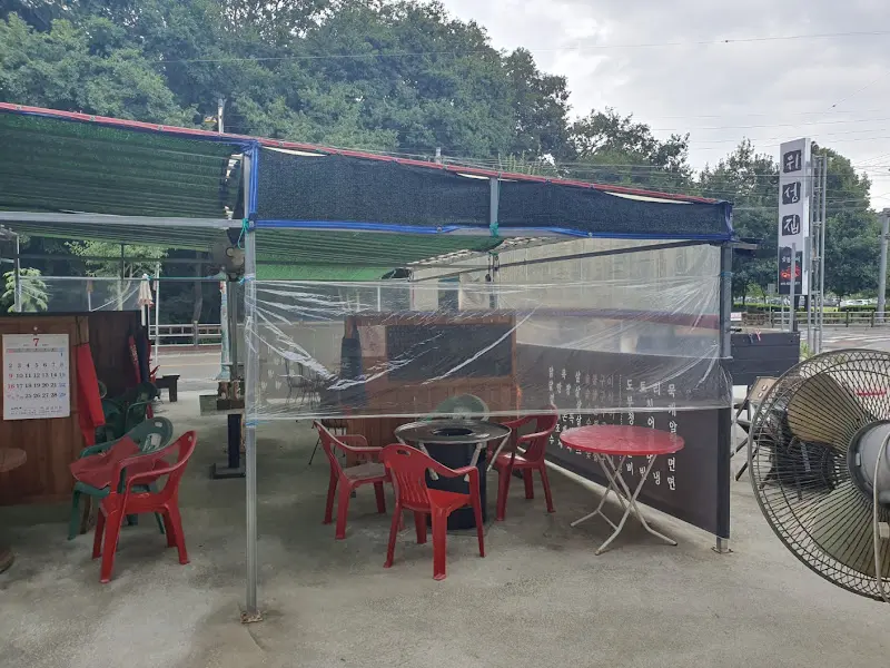 위성집 야외 테이블 전경