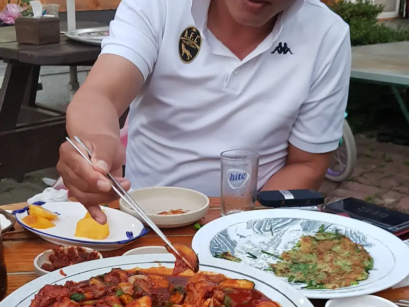 위성집에서 맛있는 음식을 즐기는 손님