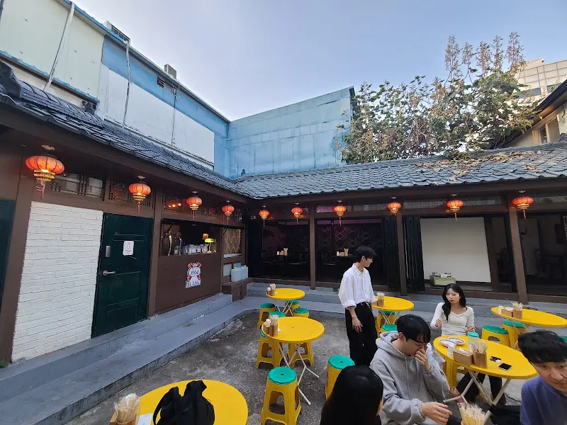 홍콩 분위기의 야외 테이블