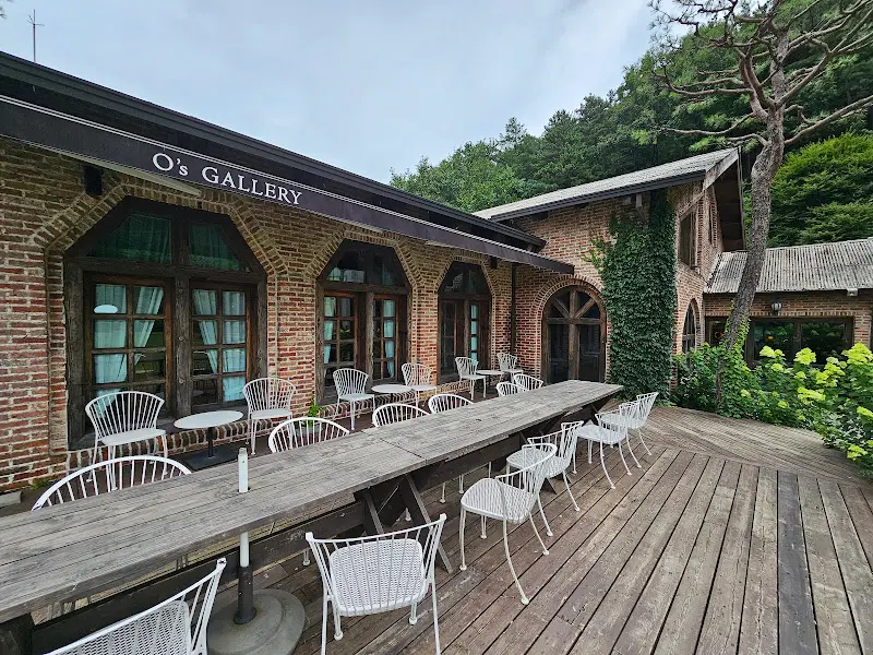 오스갤러리 외부 테이블