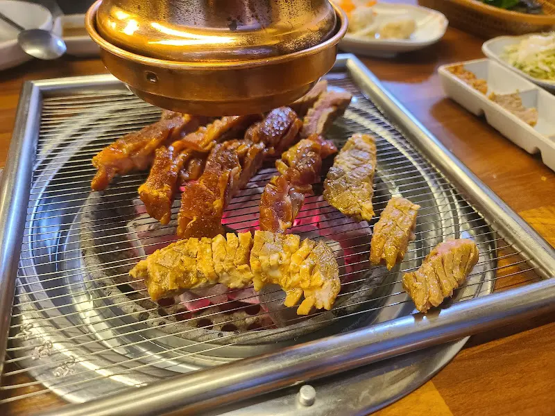 숯불 위에서 구워지는 스테이크 갈비