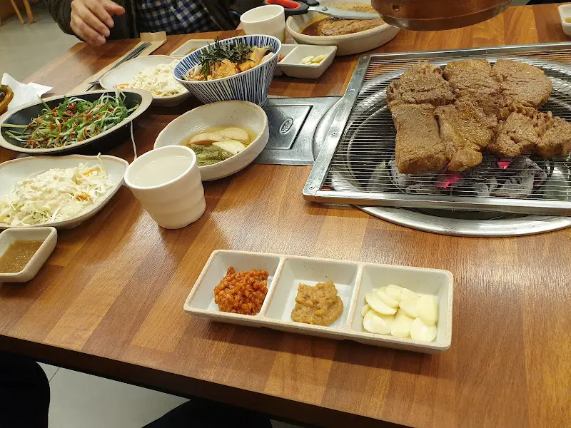 테이블 가득 차려진 음식