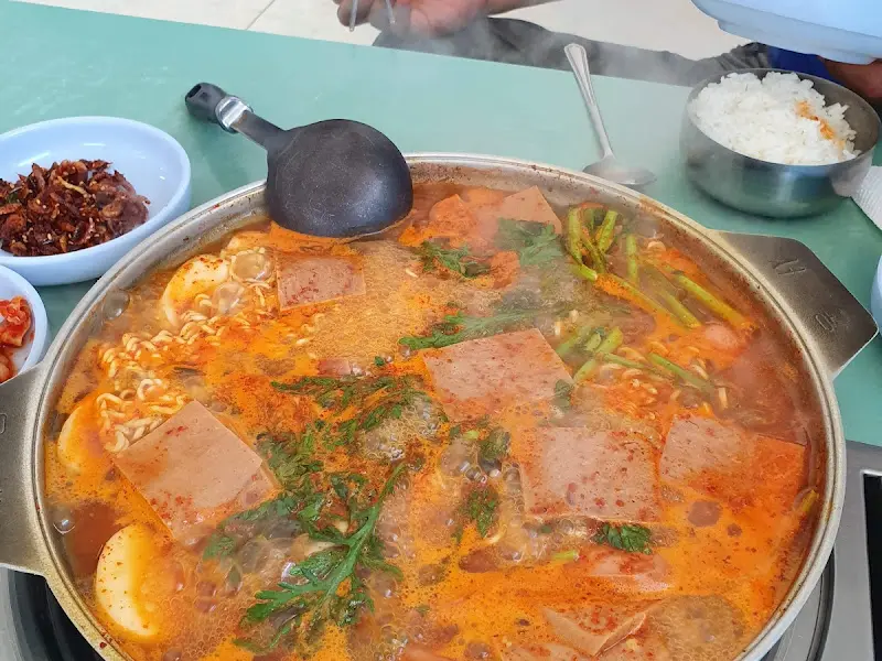 푸짐한 부대찌개 한 상
