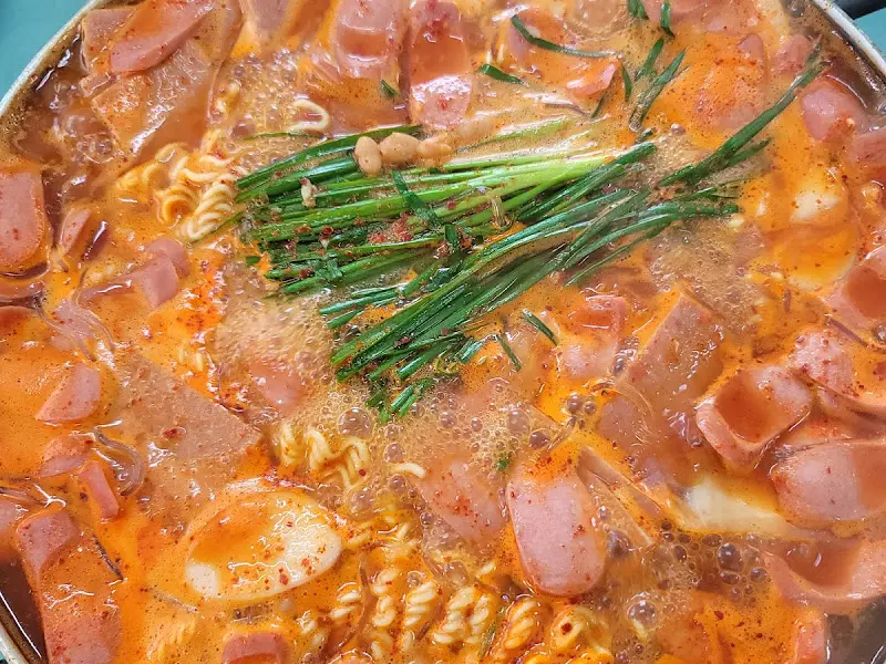 보글보글 끓는 부대찌개