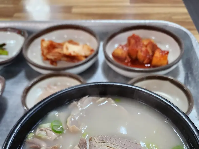 뽀얀 국물이 인상적인 돼지국밥