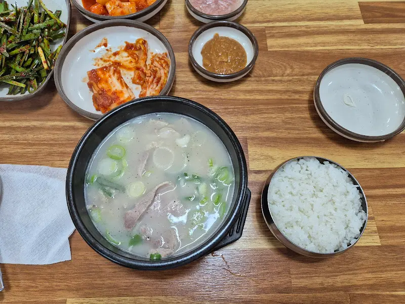 푸짐한 돼지국밥 한 상 차림