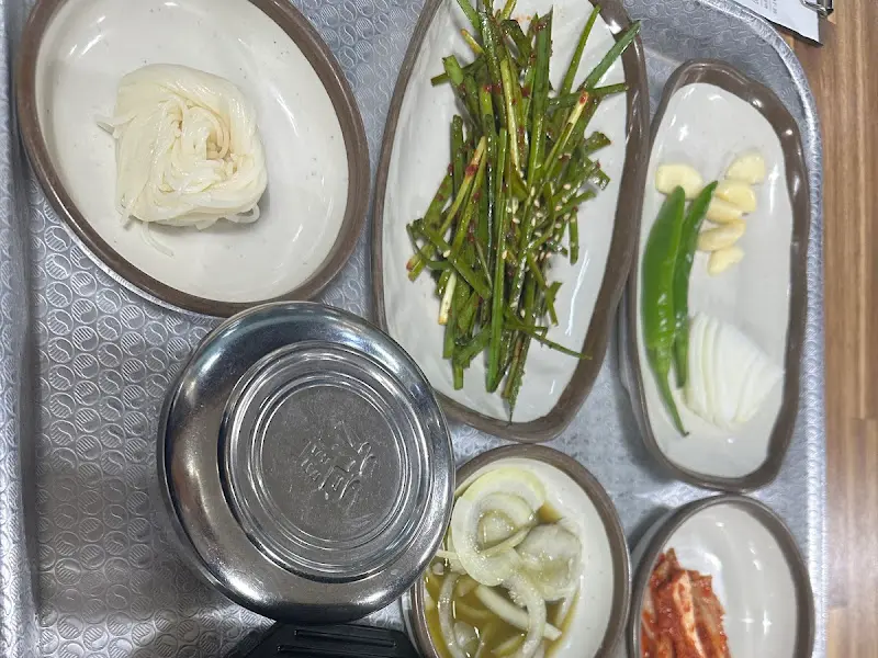 푸짐한 밑반찬 구성