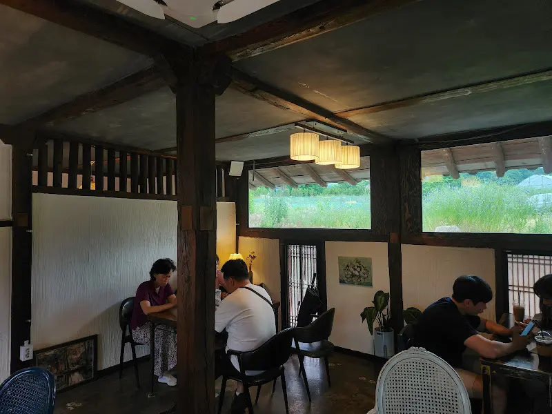 카페 내부의 아늑한 분위기