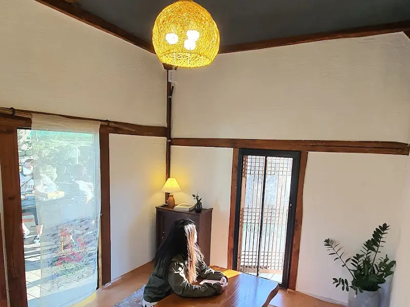 창밖을 바라보며 사색에 잠기기 좋은 공간