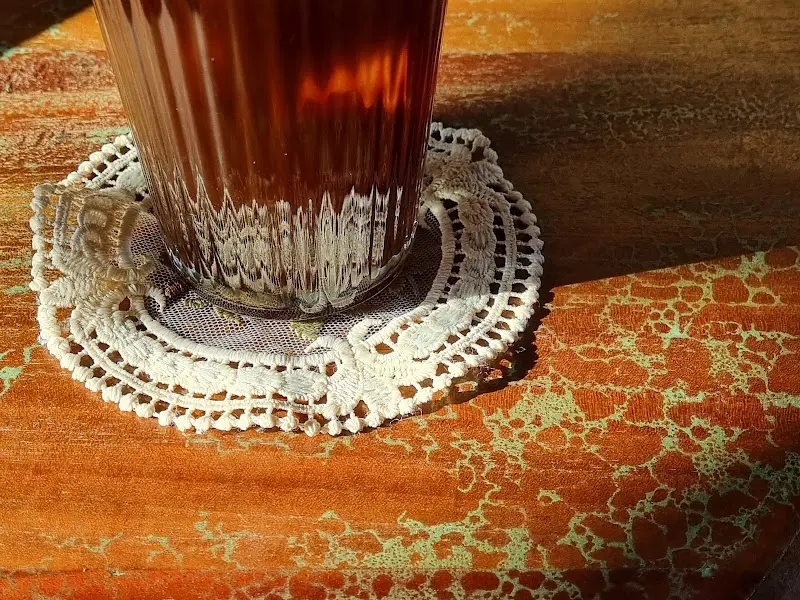 예쁜 코스터 위에 올려진 커피