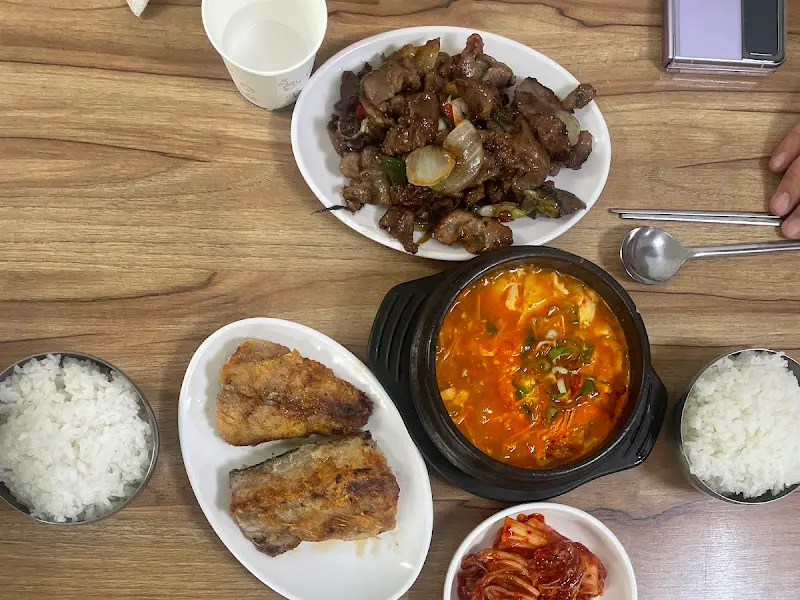 제육볶음과 순두부찌개