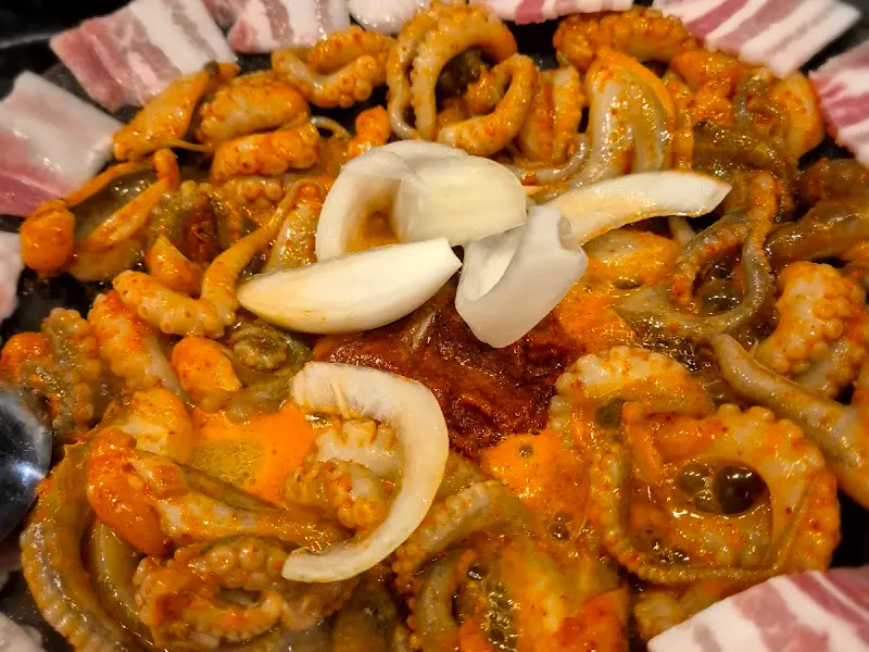 매콤한 양념에 볶아진 쭈꾸미와 삼겹살