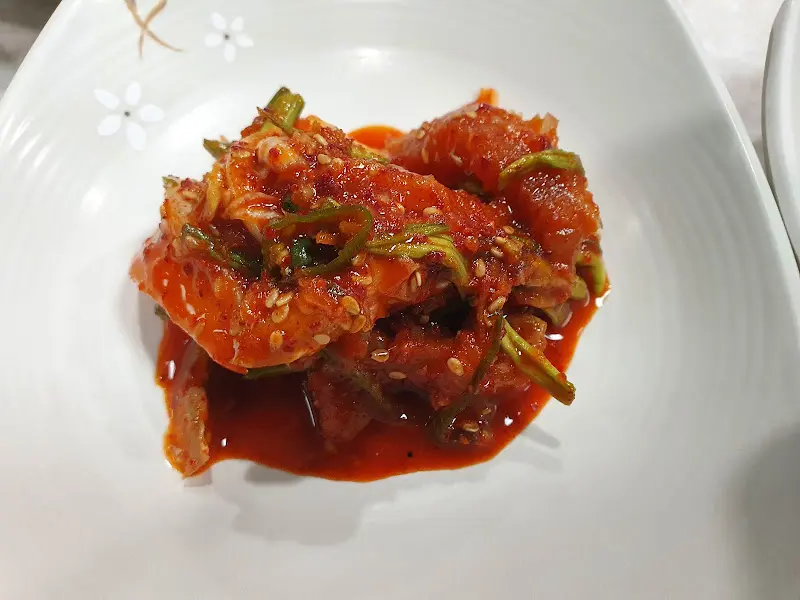 매콤한 양념이 입맛을 돋우는 가오리무침