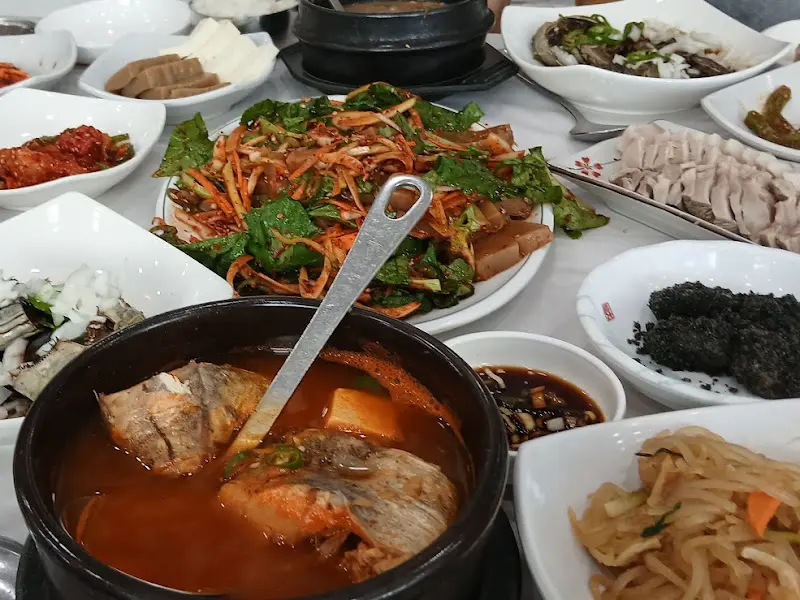 한상 가득 차려진 정갈한 음식들