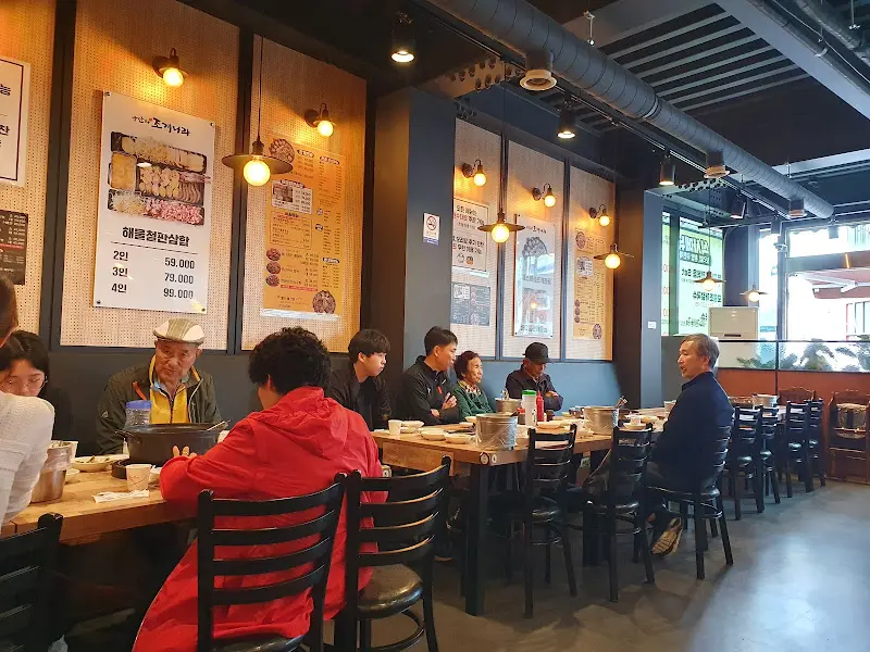 넓고 쾌적한 식당 내부