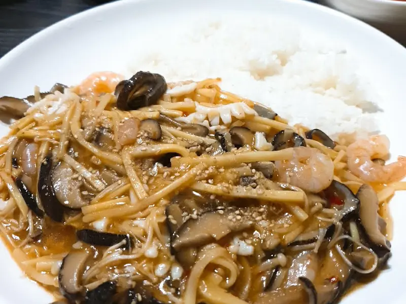 다양한 해산물이 들어간 쟁반짜장