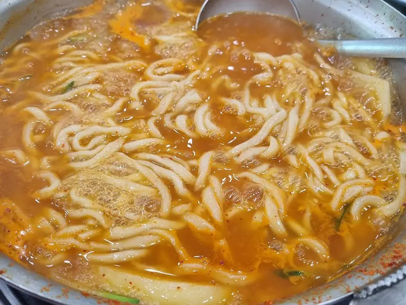 얼큰한 칼국수의 모습