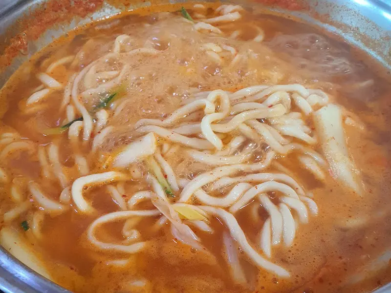 칼국수가 끓고 있는 모습
