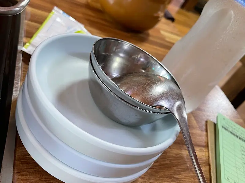 테이블에 놓인 물컵과 국자