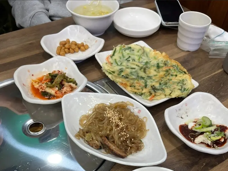 정갈하게 담긴 밑반찬들