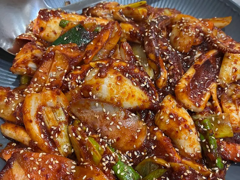 깨소금이 뿌려진 오징어볶음