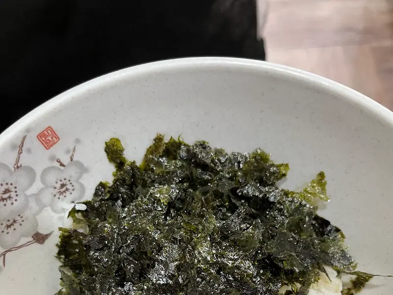 김이 담긴 그릇