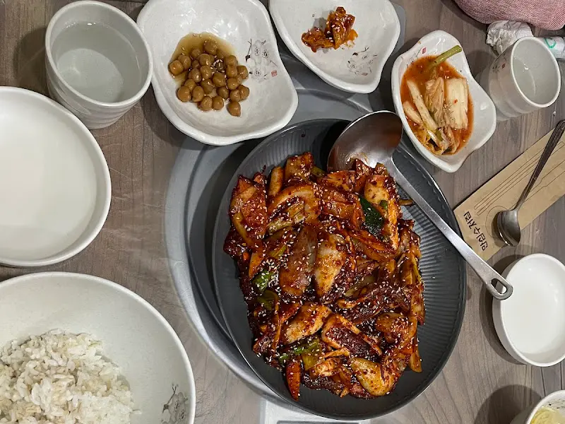 오징어볶음과 밥 한 공기