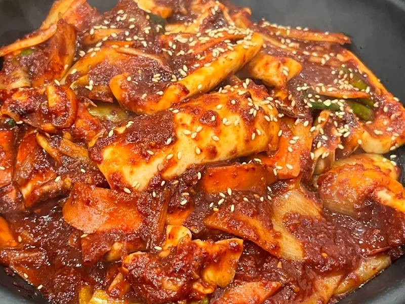 접시에 담긴 오징어볶음