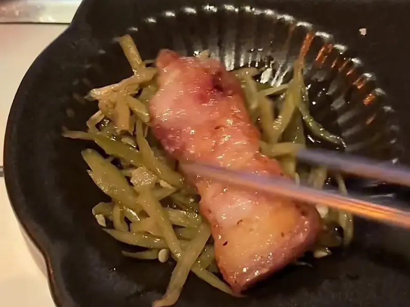 잘 구워진 오겹살 한 점