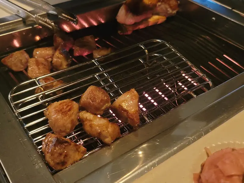 숯불 위에서 맛있게 익어가는 고기