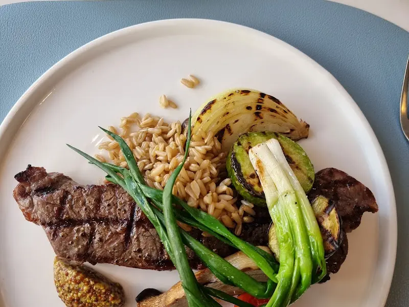 스테이크와 구운 채소의 조화