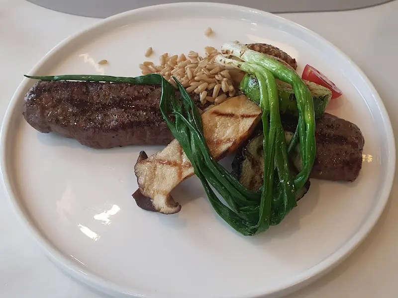 정갈하게 담겨 나온 스테이크