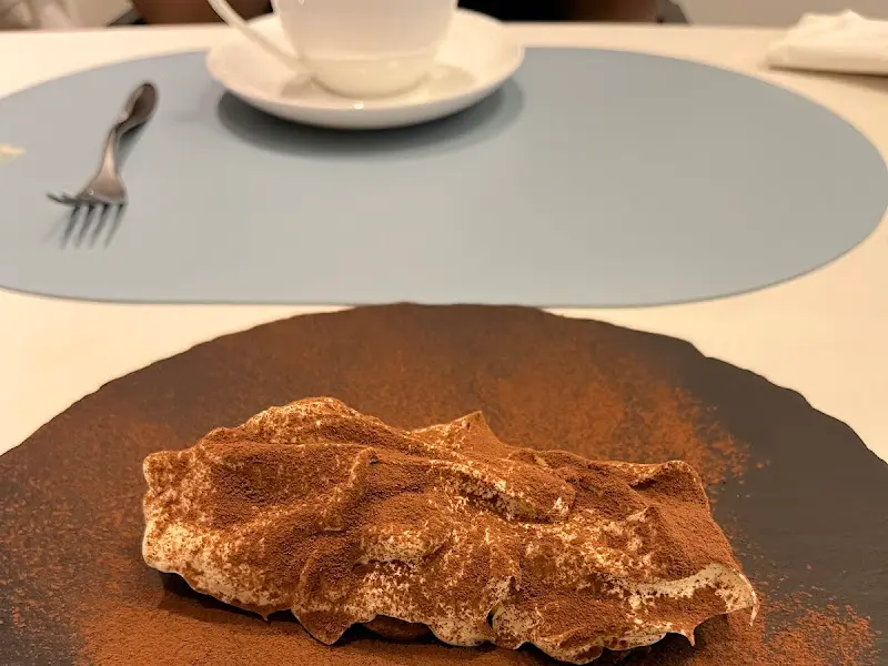 티라미수와 따뜻한 커피