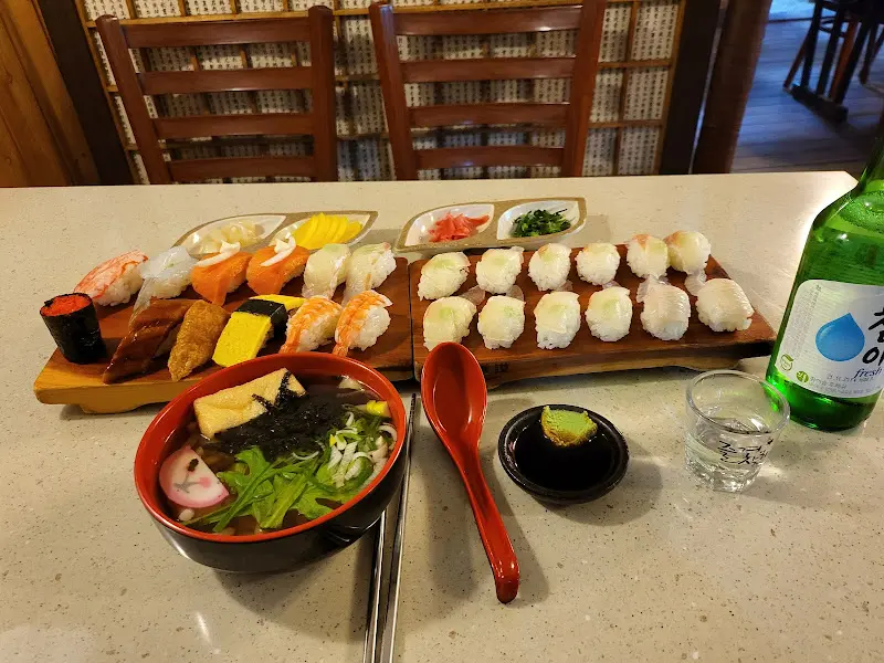 초밥과 우동이 함께 놓인 테이블