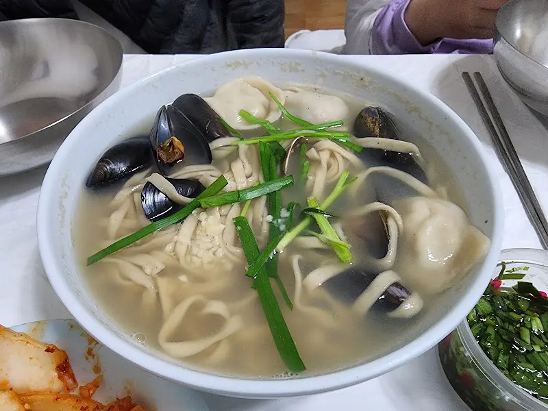 해물칼국수의 푸짐한 비주얼