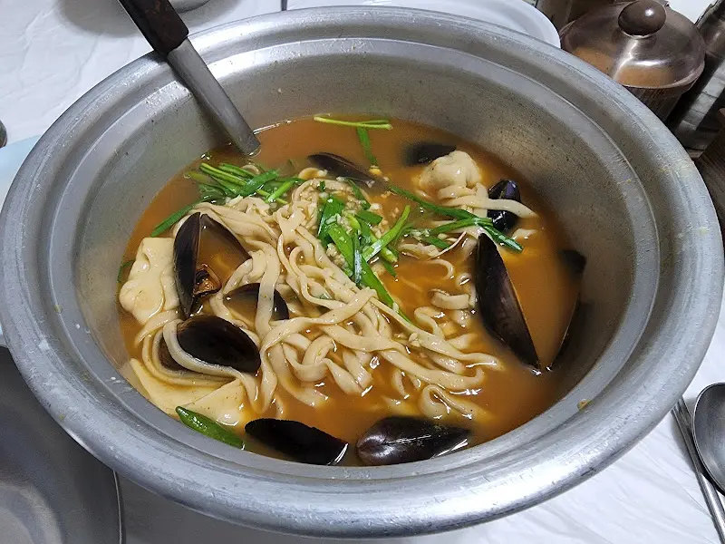 장칼국수의 얼큰한 국물