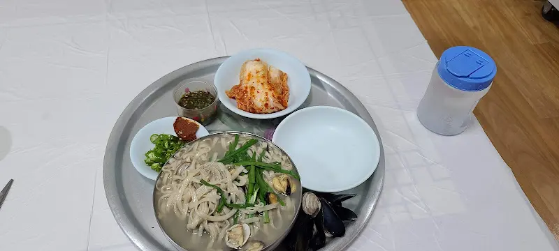 푸짐하게 담겨 나오는 칼국수