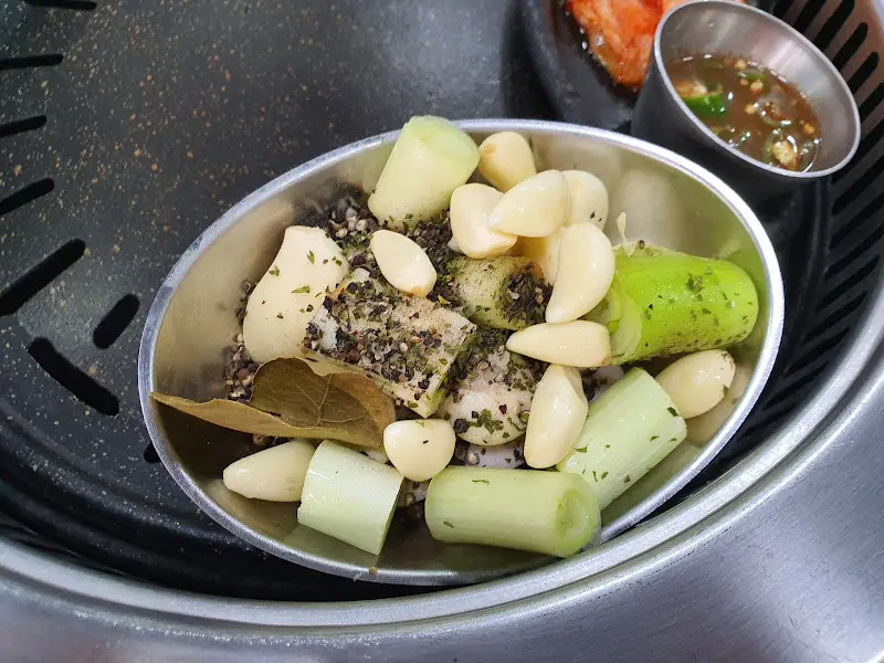 불판 위에 구워지는 통마늘