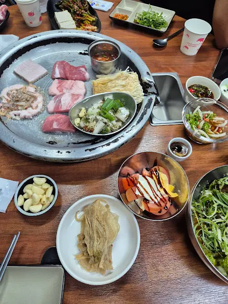 다양한 밑반찬과 삼겹살