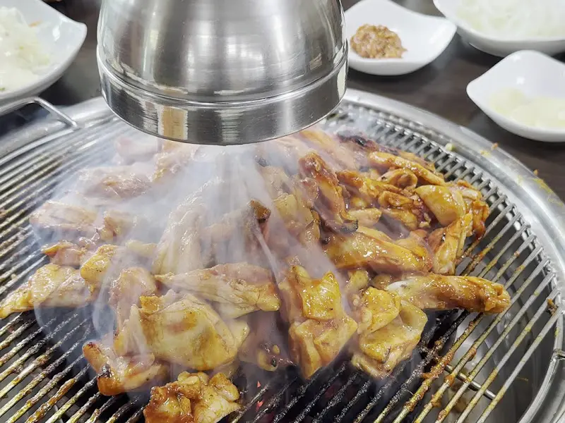숯불에 구워지는 닭갈비